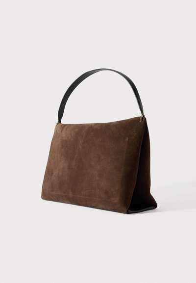 Brūna zamša soma ar gludu tekstūru un melnu ādas rokturi. Raksturota ar strukturētu formu un minimālu dizainu.