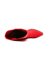 Stivale alla caviglia in suede rosso con punta affilata, caratterizzato da dettagli in rilievo sul gambale e una fodera interna liscia. Suola piatta.