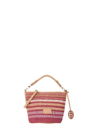 Bolso tejido a mano con rayas horizontales en rojo, blanco y beige, con un asa trenzada color cuero y una etiqueta de logo de cuero en el frente.