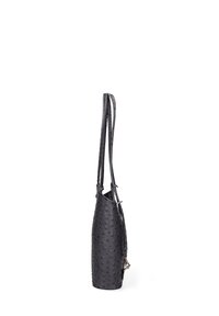 Borsa nera di pelle con superficie texturizzata caratterizzata da protuberanze arrotondate. Design alto e stretto con due spallacci e dettagli in metallo sui lati.