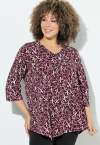 Top burdeos con mangas 3/4 que presenta un patrón de cintas coloridas en rosa y beige. Diseño de escote en V y silueta holgada.