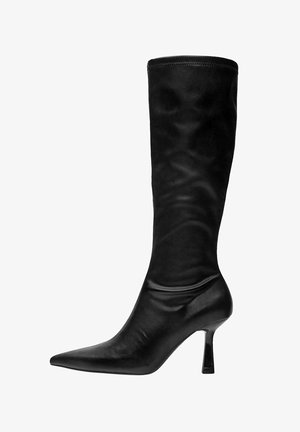 Schwarze Lederstiefel bis zum Knie mit spitzem Zehenbereich, schlankem Absatz und weicher, glatter Textur. Verfügt über ein eng anliegendes Design und minimalistische Nähte.