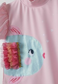 Robe rose ornée d'un motif de poisson avec un corps bleu brillant, des accents froncés roses et corail, et des bordures dorées. Des manches bouffantes complètent le style.