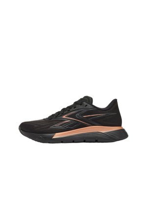 Zapatilla deportiva negra y cobre con cierre de cordones en la parte delantera y suela texturizada diseñada para correr o uso casual, mostrada desde la vista lateral izquierda.