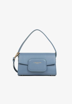 Petit sac à main rectangulaire en cuir bleu clair avec une anse supérieure, un rabat frontal et un logo doré "Lancaster Paris" sur la poche.