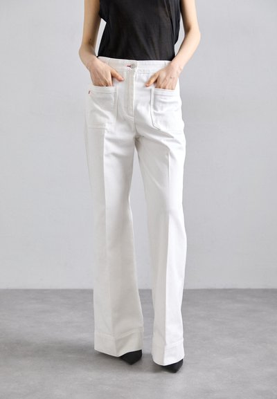 Pantaloni bianchi a gamba larga con tasche frontali, realizzati in tessuto resistente. Presentano un bottone e una chiusura con zip, linee pulite e una vestibilità su misura.