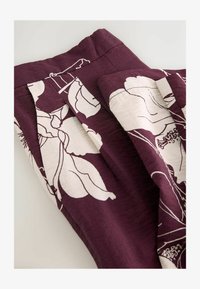 Nem kiválasztott, burgundy cream floral