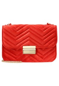 Červená prošívaná sametová kabelka přes rameno se zlatými detaily. Obsahuje vzor ve tvaru šípu a překlopnou klopu s magnetickým uzávěrem.