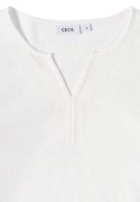 Weißes T-Shirt mit kurzen Ärmeln und V-Ausschnitt, das subtile Nähedetails aufweist und ein Etikett mit der Aufschrift "CECIL" in der Mitte des Ausschnitts hat.