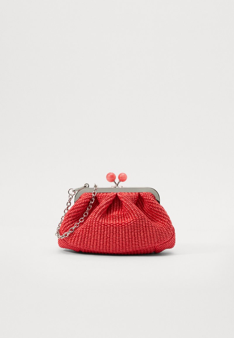 Clutch rosso intrecciato con design arricciato, chiusura in argento e tracolla a catena. Presenta perle di chiusura tonde color corallo. Texture liscia.