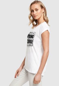 Merchcode SPRING AND CHILL EXTENDED SHOULDER  - T-shirts print - white