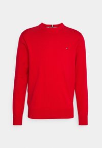 Rode gebreide sweater met een ronde hals, lange mouwen en een klein logo op de borst. Gladde textuur en getailleerd ontwerp.
