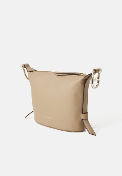 Sac bandoulière en cuir tan avec une texture lisse, matériel doré et fermeture à glissière. Comprend une bandoulière ajustable et un logo à l'avant.