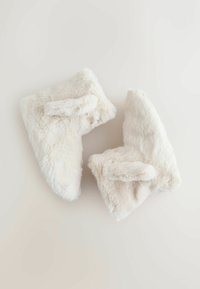 Botine din păr sintetic de culoare crem, cu o textură moale, având un design simplu și detalii fine de cusătură. Potrivite pentru purtat în interior.