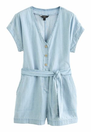 Jasnoniebieski dżinsowy kombinezon z krótkimi rękawami, głębokim dekoltem w kształcie V, zapięciem na guziki z przodu, paskiem w talii i kieszeniami po bokach. Gładka, casualowa tekstura.