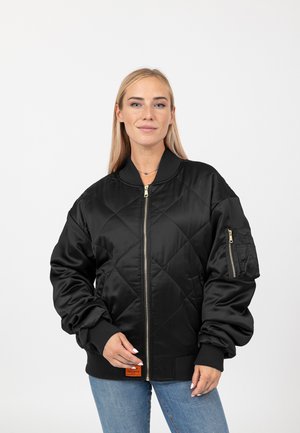 Zwarte bomberjack van glanzend satijn met een diamanten quiltpatroon, geribbelde manchetten en ritszakken. Voorzien van een gouden ritsluiting en logo-label.