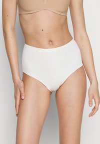 Witte hooggeknotte bikini onderkant met een gladde, matte textuur en zonder zichtbare naden, ontworpen voor comfort en volledige dekking.