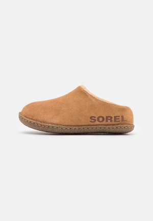 Brauner Wildleder-Hausschuh zum Hineinschlüpfen mit Fleece-Futter und profilierter Sohle, seitlich mit "SOREL" gebrandet.