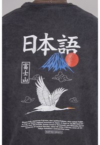 Tmavě šedé tričko s potiskem grafiky hory Fuji, červeného slunce, oblaků a jeřába v bílé a modré barvě, s japonským textem a značkou.