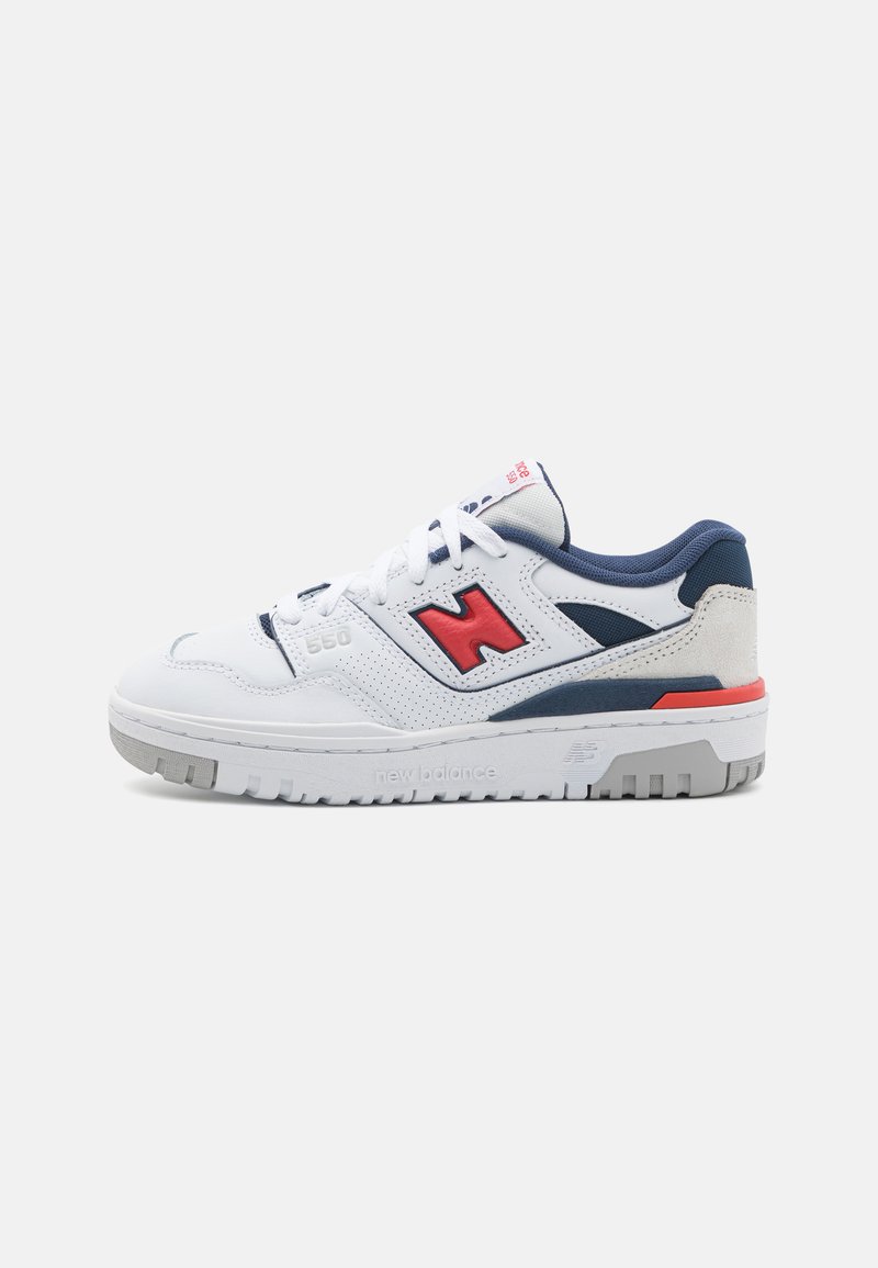 Fehér bőr sneaker kék akcentussal és piros logóval, texturált burkolattal, párnázott cipőgallérral és barázdált gumitalppal.