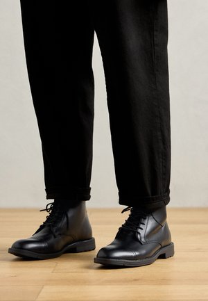 Šněrovací kotníkové boty - black