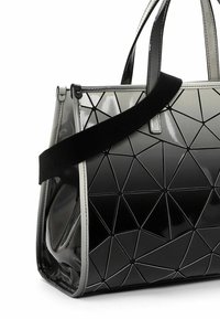 Schwarz-graue Handtasche mit geometrischem Muster aus glänzendem PVC, ausgestattet mit kurzen Tragegriffen und einem abnehmbaren schwarzen Schulterriemen.