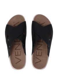 Sorte korsrem-sandaler med en korksål og gummiydersål, der har to sorte knapper på remmene og et fladt design.