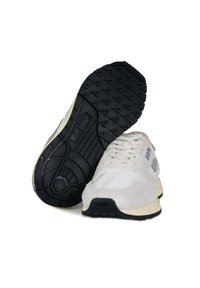 Sneaker che presentano una combinazione di camoscio beige e tessuto bianco, con una suola in gomma nera e battistrada testurizzato per una buona aderenza.