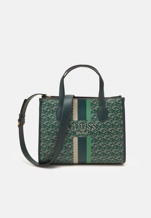 Groen dessin Guess-handtas met bovenhandgrepen, verstelbare schouderriem en verticale groene, beige en donkergroene strepen op de voorkant.