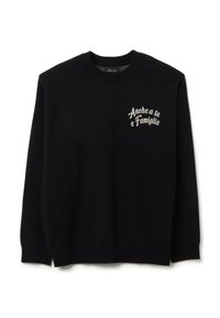 Maglione nero realizzato in morbido tessuto con collo rotondo e polsini a coste. Presenta un testo ricamato bianco che recita "Anche a te e Famiglia."