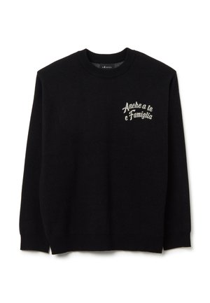Maglione nero realizzato in morbido tessuto con collo rotondo e polsini a coste. Presenta un testo ricamato bianco che recita "Anche a te e Famiglia."