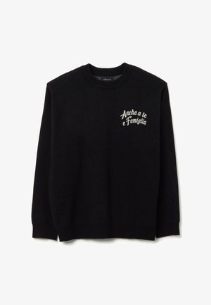 Maglione nero realizzato in morbido tessuto con collo rotondo e polsini a coste. Presenta un testo ricamato bianco che recita "Anche a te e Famiglia."
