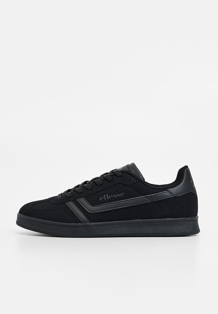 Sneaker nere con una tomaia in suede e sintetico, punta rotonda, design con lacci e suola piatta in gomma. Presentano un logo discreto sul lato.