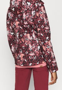 Leopardskindsjakke i bordeaux, med hætte, lange ærmer og en glat, blank overflade. Accentueret med et diskret logoetiket.