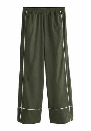 Pantalon large vert olive avec taille élastique, poches latérales et passepoil blanc le long des jambes et près des ourlets.