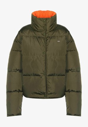 Oliwkowa puchowa kurtka z wysokim kołnierzem, pomarańczowym wnętrzem i napami. Posiada pudełkowy krój oraz pikowaną fakturę.