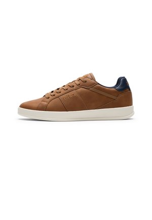Bruine laag uitgesneden Fila sneaker met witte zool, veters aan de voorkant, marineblauwe hielkraag en Fila-logo aan de zijkant en op de tong.