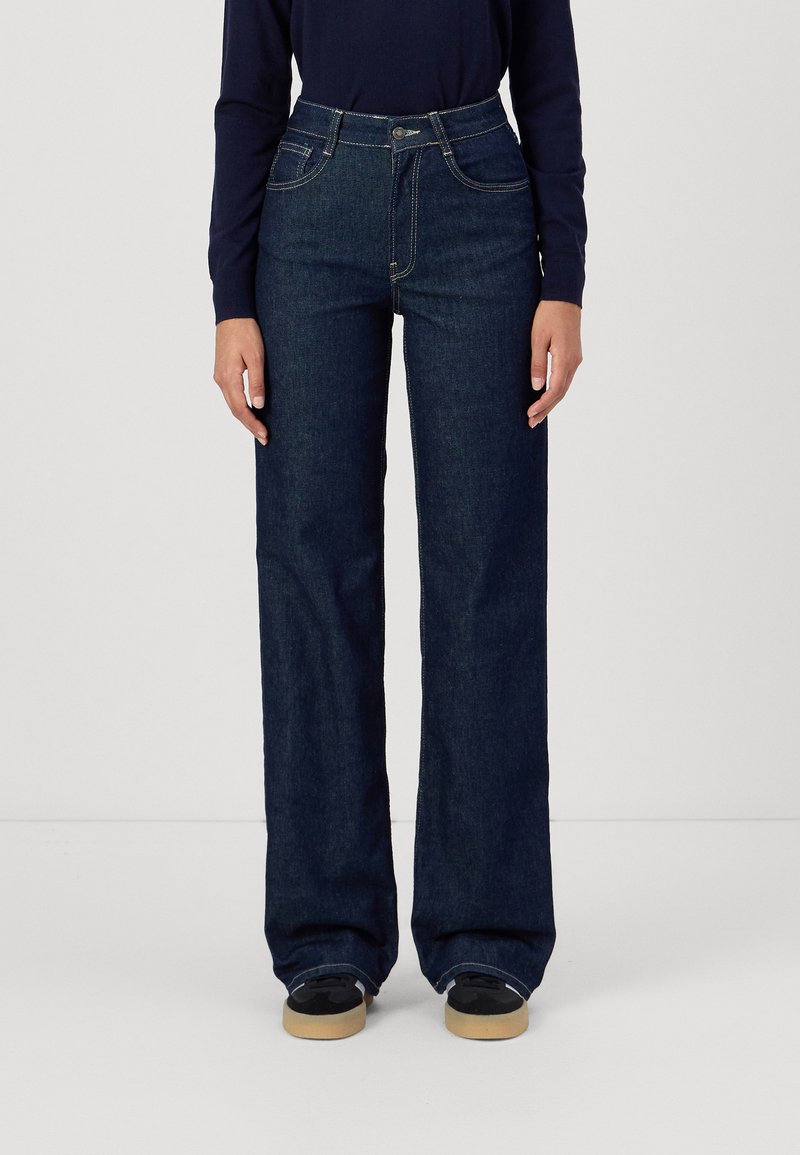 Jeans a gamba larga in denim scuro con vita alta, caratterizzati da cuciture sottili, due tasche frontali e un classico design a cinque tasche.