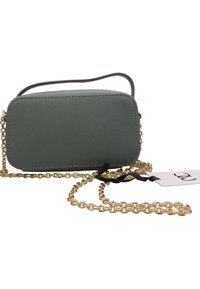 Borsa a tracolla rettangolare verde texturizzata con catena dorata e dettaglio in raso nero. Include un'etichetta attaccata alla tracolla.