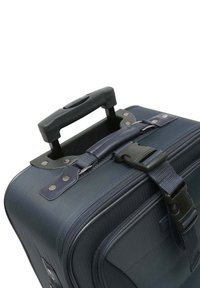 Tamsiai mėlynas lagaminas su ratukais, su tekstūruotu paviršiumi, traukiama rankena ir reguliuojama dirželiu. Sidabro spalvos detalės pagerina jo patvarumą.