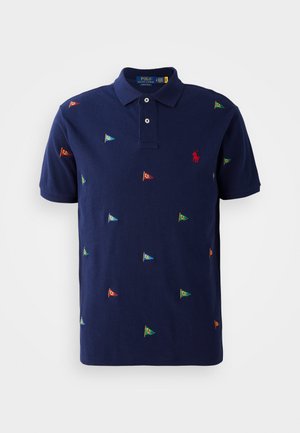 Marineblå poloskjorte med to-knaps placket, med flerfargede broderte flaggmotiver og en rød logo på brystet. Laget av bomull.