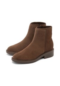 Par de botas de ante marrón hasta el tobillo con tacones bajos y cremalleras laterales, diseñadas para un uso casual o semi-formal.