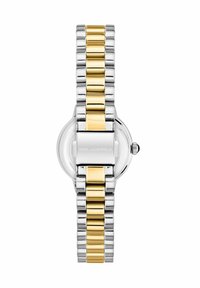 Montre en métal ton argent et or avec un design élégant de bracelet, présentant des maillons métalliques alternés et un boîtier rond poli avec une couronne.