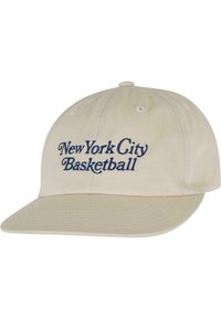 Casquette de baseball beige avec le texte brodé en bleu marine "New York City Basketball" sur le devant ; visière incurvée et détails cousus.
