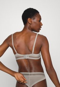 Passionata RHYTHM BEDECKENDER - Soutien de t-shirt - misty green