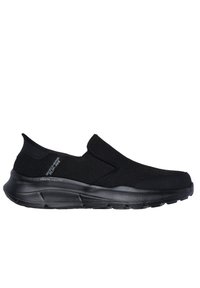Scarpe nere slip-on con parte superiore testurizzata, suola leggera dual-lite e interno imbottito per il massimo comfort. Nessuna ferramenta o accenti visibili.