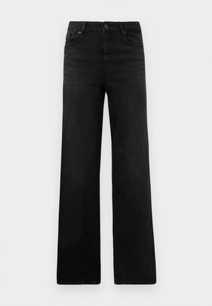 Jean en denim noir à jambe large avec un design classique à cinq poches, doté d'une fermeture à bouton et d'une texture subtile. Lignes épurées et embellissements minimalistes.