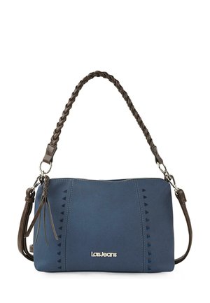 Bolso de tela azul con una correa trenzada marrón, que presenta acentos en forma de triángulo recortados a lo largo de los lados y un cierre de cremallera plateado. Logo en la parte frontal.