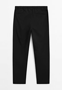 Pantaloni neri a gamba dritta con cintura elastica e due tasche posteriori a filetto, mostrati da dietro su sfondo bianco.