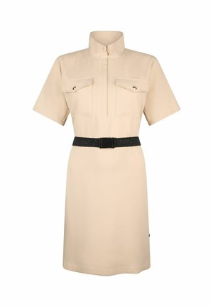 Vestito beige a maniche corte con collo alto, zip frontale, due tasche sul petto con bottone e cintura nera in vita.